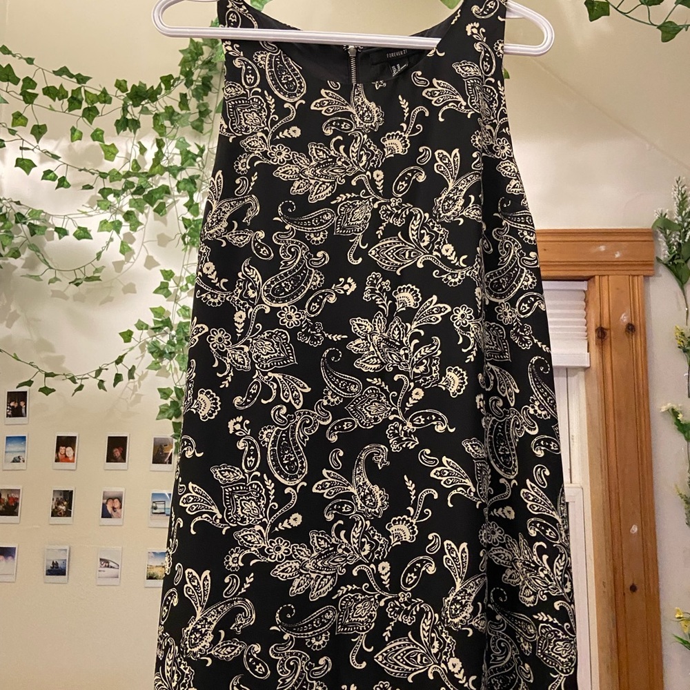 Babydoll white and black dress with zippered back